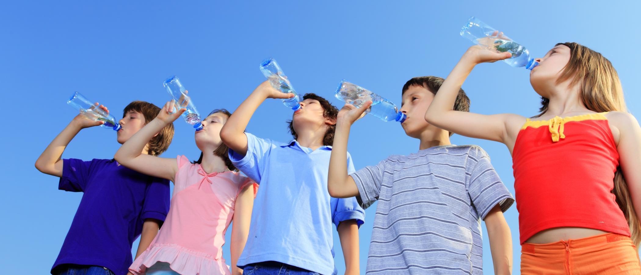 Kinder trinken Wasser