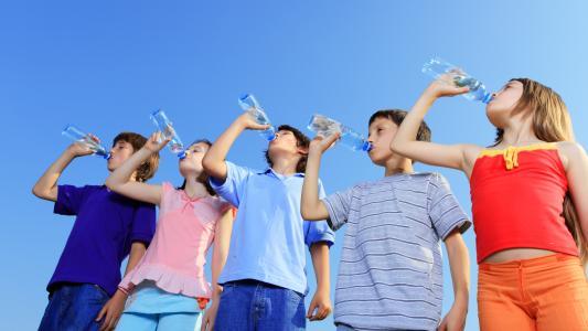 Kinder trinken Wasser